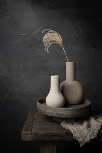 Minimalistyczna martwa natura ceramiczna autorstwa Mayra Pama