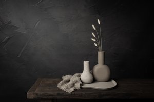 Minimalistyczne wazony i trawa autorstwa Mayra Pama