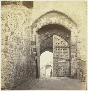 Zamek Portaal van Carisbrooke Carisbrooke; Brama (tytuł na obiekcie) autorstwa McLean and Melhuish