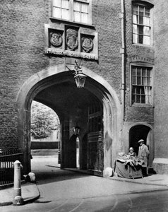 Brama Tudorów prowadząca do Lincolns Inn z Chancery Lane, 1926-1927. autorstwa McLeish