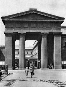 Łuk dorycki prowadzący do stacji Euston w Londynie, 1926-1927.