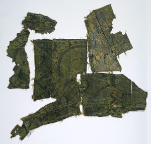 Fragmenty kaftana pokrytego jedwabną tkaniną ze wzorem Senmurv. Moshchevaya Balka pogrzeb M autorstwa Medieval Culture of the North Caucasian