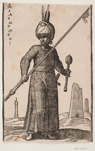 Żołnierz stojący, widziany z przodu; w prawej ręce lancę z proporczykiem na czubku; w lewej ręce maczuga; na głowie turban z dwoma piórami; w krajobrazie „latarnia morska” i kilka budynków przypominających obeliski autorstwa Melchior Lorck