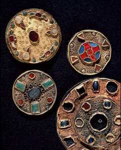 Archeologia średniowiecza (średniowiecze). Barbarzyńska sztuka Galii: fibule (z łac. fibula oznaczające przywiązanie) w złocie, srebrze, filigranowe, polichromowane. Francja, okres Merowingów, VI-VII wiek. Strasburg, Musee d