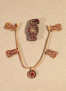 Broszka w kształcie orła i naszyjnik, IV-VI w. (emalia złota i cloisonne) autorstwa Merovingian