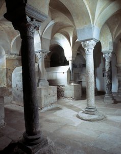 Sztuka Merowingów: widok krypty opactwa Jouarre. VII wiek naszej ery. Sekwana i marl autorstwa Merovingian
