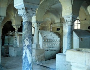 Sztuka Merowingów: widok na kryptę opactwa Jouarre. VII wiek naszej ery. Sekwana i marl autorstwa Merovingian