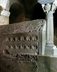 Sztuka Merowingów: cenotaf opatki Theodechilde (lub Telchide) (zm. 662 ne). Kamienny pomnik nagrobny. Opactwo Jouarre (Sekwana i Marna) autorstwa Merovingian
