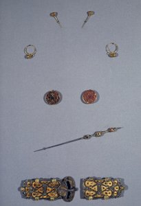 Art Merowing (Gaul): Zestaw królowej franków Arnegonde lub Aregonde (v.515-600), około 570. Żona Clotaire I (511-561). Od góry do dołu: para szpilek z filigranowego srebra i złota, para kolczyków ze srebra cloisonne, filigranowej miedzi, granatu,