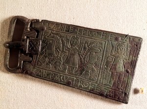 Sztuka Merowingów: Brązowa klamra pasa królestwa Burgundii (ludów barbarzyńskich) przedstawiająca Daniela w jamie lwów. 550-626. Od Franche-Comte. Narodowe Muzeum Archeologiczne, Saint Germain en Laye