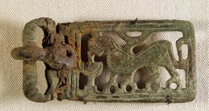 Sztuka Merowingów: klamra paska przedstawiająca fantastyczne zwierzę. Gal VI wiek. Narodowe Muzeum Archeologiczne Saint Germain en Laye