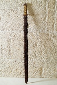 Sztuka Merowingów: szpada, VI wiek. Gal. Narodowe muzeum archeologiczne Saint Germain en Laye