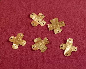 Sztuka Merowingów: małe krzyżyki ze złota. VI wiek. Muzeum Archeologii Narodowej Saint Germain en Laye