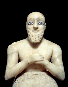 Sztuka Mezopotamii: Statua Intendenta Ebiha-ila. Rzeźba albastra, muszli, lapis-lazuli i łupka, ok. 2500 pne (okres sumeryjski, ok. 2900-2200 pne). Od Mari. Wysokość: 0,525m. Paryż, Luwr autorstwa Mesopotamian