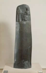 Kodeks Hammurabiego: bóg Szamasz dyktujący swoje prawa Hammurabiemu, królowi Babilonu, znaleziony w Suzie w Iranie ok. 1750 pne (dioryt) (szczegóły patrz 69507)