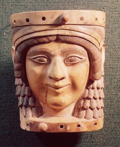Głowa kobiety, zwana Panią ze Studni lub Mona Lisą z Nimrud, z pałacu Salmanassara III, 1400-612 p.n.e. autorstwa Mesopotamian