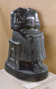 Bezgłowy posąg księcia Gudei (2170-2130 pne) jako architekta, z Telloh (starożytne Gersu) 2100-2000 pne (dioryt)