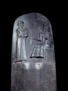 Mezopotamie: stela w diorycie Kodeksu Praw Hammurabiego (lub Hammourabiego). Jest pokryta napisami klinowymi, a na górze król Hammurabi stoi przed bogiem słońca Mezopotamii, Szamaszem, bóstwem Sprawiedliwości. Jest to jeden z najstarszych dzieł sztuki autorstwa Mesopotamian