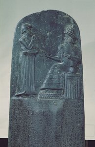 Relief Figure of the Sun God Szamasz dyktujący swoje prawa królowi Hammurabiemu w jego słynnym kodeksie prawa, okres staro-babiloński, 1760 pne (bazalt) autorstwa Mesopotamian