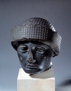 Mezopotamia: głowa w diorycie bez inskrypcji Gudei, gubernatora miasta Lagasz. Około 2120 pne. Okres neosumeryjski (ok. 2150-2000 p.n.e.). Paryż, Luwr autorstwa Mesopotamian Mesopotamian