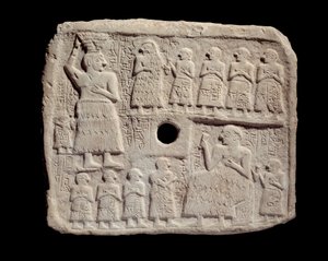 Mezopotamia: płaskorzeźba w wapieniu Ur-Nanshe (Nasz nanshe), króla Lagasz. Okres sumeryjski. Z Tello Paris, musee du Louvre - Płaskorzeźba upamiętniająca budowę budynku sakralnego przez Ur-Nanshe, króla Lagasz (Ur-Nanshe) (Our nanshe) z