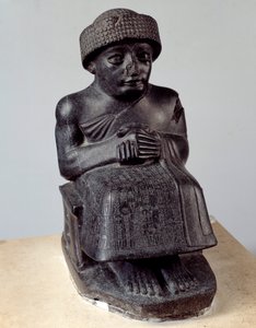 Mezopotamia: posąg boga Ningiszzidy przedstawiający siedzącego Gudeę, księcia Lagasz. Okres neosumeryjski (ok. 2150-2000 p.n.e.). Paryż, Luwr