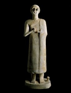 Sztuka mezopotamska: figurka kobiety lub bogini. Terakota, III tysiąclecie pne Od Tell Asmar (Ehnunna w Mezopotamii) Ndz. 59 cm Muzeum Bagdadu, Irak
