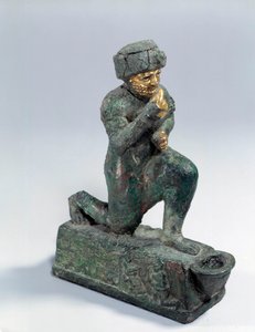 Mezopotamia: Statuetka ze srebra, brązu i złota klęczącego czciciela, ex-voto poświęcone bogu Amurru za życie Hammurabiego. 1800 pne. Ze strony Larsy. Paryż, Luwr autorstwa Mesopotamian Mesopotamian