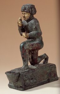 Mezopotamia: Statuetka ze srebra, brązu i złota klęczącego czciciela, ex-voto poświęcone bogu Amurru za życie Hammurabiego. 1800 pne. Ze strony Larsy. Paryż, Luwr autorstwa Mesopotamian Mesopotamian