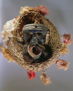 Maska kostiumowa na obchody dorocznego meksykańskiego festiwalu Guelaguetza (drewno, pleciona słoma i papier) autorstwa Mexican School