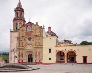 Fasada franciszkańskiego kościoła misyjnego św. Jakuba w Jalpan, 1751-58 autorstwa Mexican School