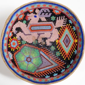 Miska Huichol z Sierra Madre, Meksyk (tekstylna) autorstwa Mexican School