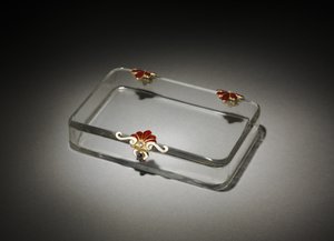 Etui na papierosy, House of Fabergé, ok. 1895-1910 (kryształ górski, emalia, złoto, szafir, diament)
