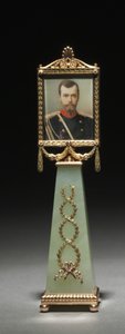 Oprawiona miniatura: Portret cara Mikołaja II, firma Peter Carl Fabergé (1846-1920), miniatura malowana przez Johannesa Zehngrafa (1857-1908), przed 1896 (złoto, jadeit, rubiny, gwasz, kość słoniowa, szkło) (patrz także 499673 & 499674)