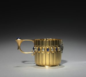 Miniaturowy puchar firmy Peter Carl Fabergé (1846-1920), przed 1896 (złoto, diamenty, szafiry)