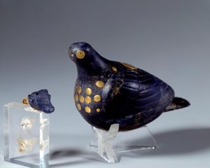 Starożytność wschodnia: gołąb w lapis lazuli (lapis lazuli) i złocie. Ze strony Susy. Okres medio-elamicki (Iran). 1200 pne Paryż, Luwr autorstwa Middle Elamite Period