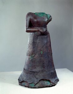 Cywilizacja elamicka: brązowy posąg królowej Napir Asu z elamickim napisem. 1250 pne. Ze strony Suzy w Iranie. Słońce 1,29x0,73 m Paryż, musee du Louvre autorstwa Middle Elamite Period