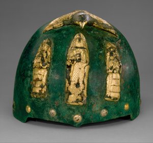 Hełm z boskimi postaciami pod ptakiem z rozpostartymi skrzydłami, ok. 1500-1100 pne (brąz, złota folia na bitumie) autorstwa Middle Elamite Period
