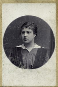 Zabytkowy portret młodej dziewczyny. Zdjęcie zostało zrobione około 1914 roku (zdjęcie) autorstwa Mikhail Pogosov