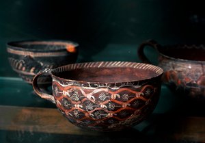 Sztuka minojska: ceramiczny kielich protopalatiale z okresu Kamares (Kreta) (2100 do 1650 pne), z Cnossos. Heraklion, Muzeum Archeologiczne autorstwa Minoan