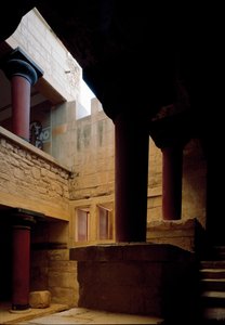 Sztuka minojska: widok wnętrza pałacu króla Minosa w Cnossos (Knossos), orientalne schody i świetlik. 1600-1400 pne. Kreta autorstwa Minoan