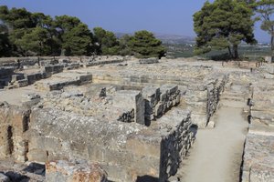 Minojskie stanowisko archeologiczne Fajstos. Kompleks północno-wschodni. Zespół czterech pomieszczeń bezpośrednio przylegających do starego pałacu. Te pomieszczenia służyły do przechowywania cennych naczyń rytualnych. Słynny „dysk Fajstos”” z hieroglificzn autorstwa Minoan