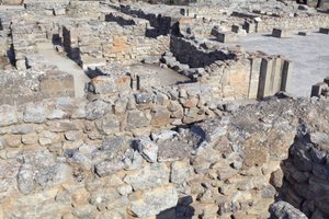 Minojskie stanowisko archeologiczne Fajstos. Kompleks północno-wschodni. Pomieszczenia te służyły do przechowywania cennych naczyń rytualnych. Słynny „Dysk Fajstos” z hieroglificznym pismem został znaleziony tutaj wraz z innymi glinianymi tabliczkami wpisa autorstwa Minoan