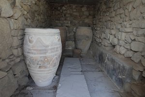 Minojskie stanowisko archeologiczne w Fajstos. Magazyn gigantycznego pithoi (słoje do przechowywania). Te słoiki są ozdobione reliefowymi wzorami dysków i lin. autorstwa Minoan
