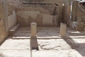 Minojskie stanowisko archeologiczne Fajstos. Megaron królowej (czyli apartamenty królowej). Najbardziej wysunięty na południe z „Królewskich apartamentów w Fajstos”. Podłogę wyłożono płytami gipsowymi i czerwonym tynkiem wypełniającym szczeliny. Gips był r autorstwa Minoan