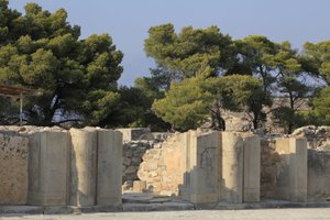 Minojskie stanowisko archeologiczne w Fajstos. Brama skrzydła północnego otwierająca się na dziedziniec centralny. Skrzydło północne jest najważniejszym skrzydłem pałacu, ponieważ uważa się, że mieściły się w nim „Apartamenty Królewskie”. Brama prowadząca  autorstwa Minoan