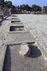 Minojskie stanowisko archeologiczne Fajstos. Widok ogólny dziedzińca centralnego z sanktuariów skrzydła zachodniego. Dziedziniec centralny jest podstawowym elementem architektonicznym pałacu Minoen. Jest to rdzeń, wokół którego osadzone są różne skrzydła.  autorstwa Minoan