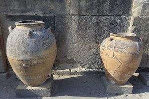 Minojskie stanowisko archeologiczne w Fajstos. Duży pithoi (słój do przechowywania), znaleziony przy dziedzińcu centralnym. Kreta. autorstwa Minoan