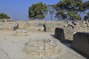 Minojskie stanowisko archeologiczne w Fajstos. Część kompleksu północno-wschodniego. Zespół czterech pomieszczeń bezpośrednio przylegających do starego pałacu. Te pomieszczenia służyły do przechowywania cennych naczyń rytualnych. Odnaleziono jej słynny „dy autorstwa Minoan