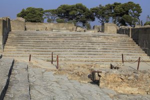 Minojskie stanowisko archeologiczne Fajstos. Schody zaczynające się na zachodnim dziedzińcu i prowadzą do Propylei, głównego i najbardziej imponującego wejścia do nowego pałacu i schodów, które tworzyły siedziby obszaru teatralnego, używanego do wydarzeń r autorstwa Minoan